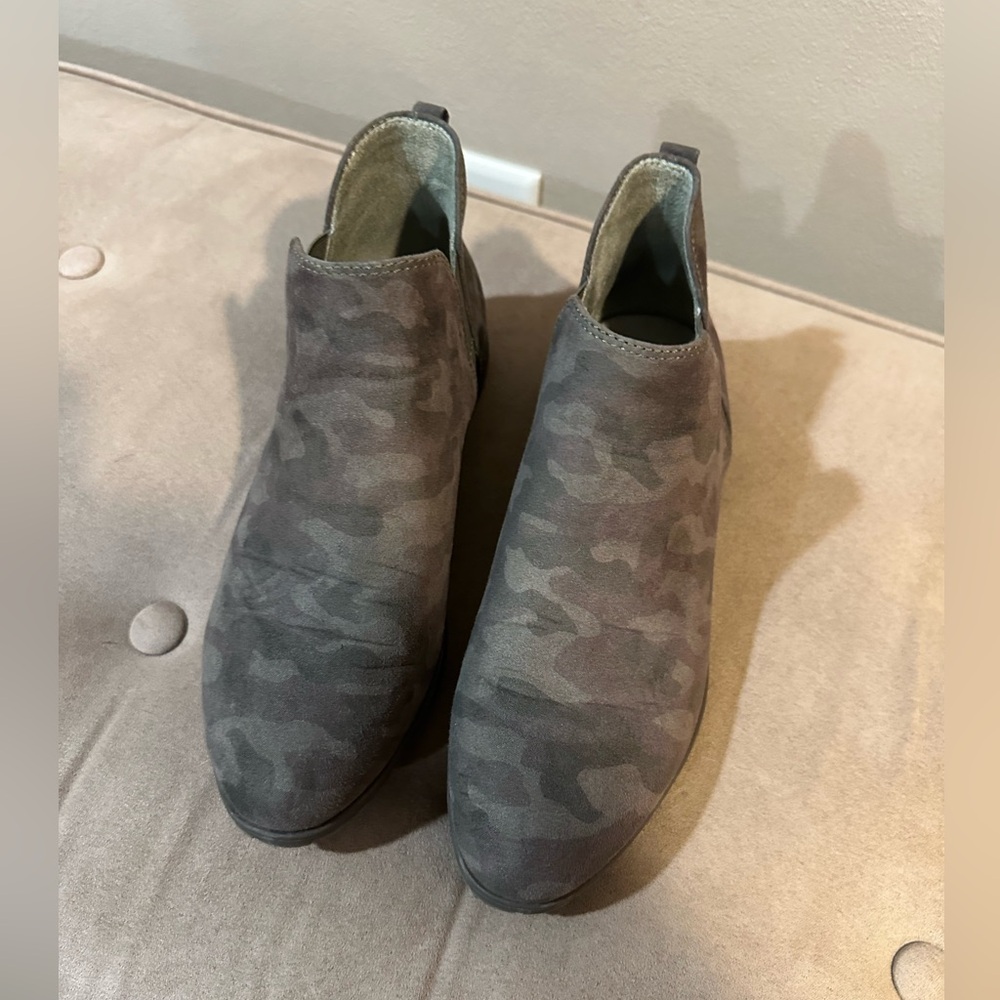 Dr. Scholl’s women’s Camouflage Slip-On Ankle Boots